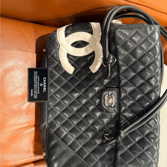 Chanel Black and White Quilted Shoulder Bag - Picture 2 of 6